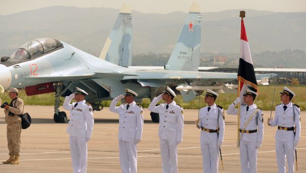 Военнослужащие ВКС России во время парада на авиабазе Хмеймим в Сирии. 9 мая 2017