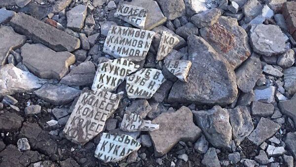 Дорожная яма в Омске, которую якобы засыпали осколками разбитой мемориальной плиты