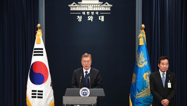 Президент Южной Кореи Мун Чжэ Ин и кандидат на пост премьер-министра страны Ли Нак Ен во время пресс-конференции в Сеуле. 10 мая 2017 года