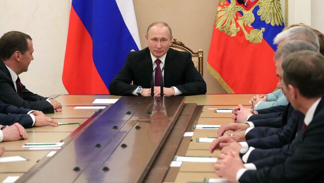 Президент РФ Владимир Путин проводит совещание с постоянными членами Совета безопасности РФ. 10 мая 2017
