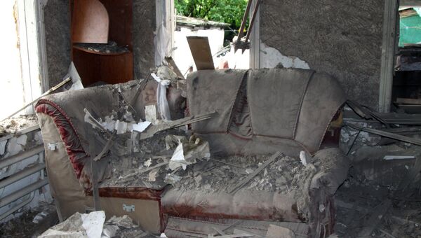 Повреждения при обстреле в жилом доме в Донецке. Архивное фото