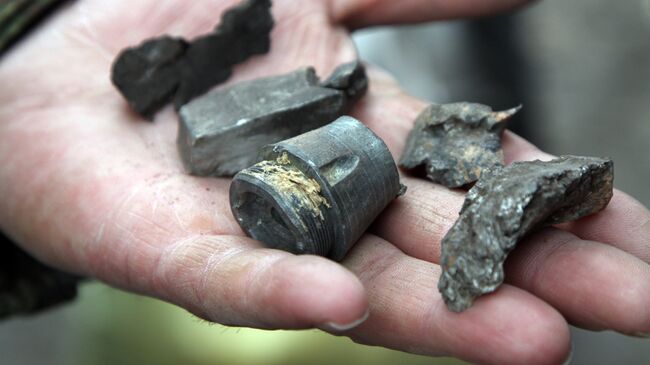 Фрагменты снаряда, найденные на месте обстрела Куйбышевского района Донецка. Архивное фото