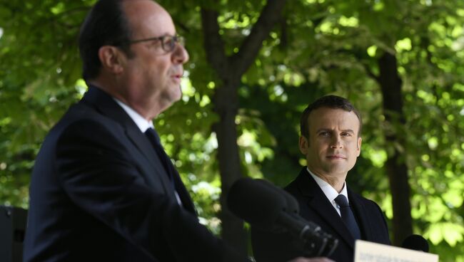 Франсуа Олланд и Эммануэль Макрон на мероприятии, посвященном отмене рабства. 10 мая 2017