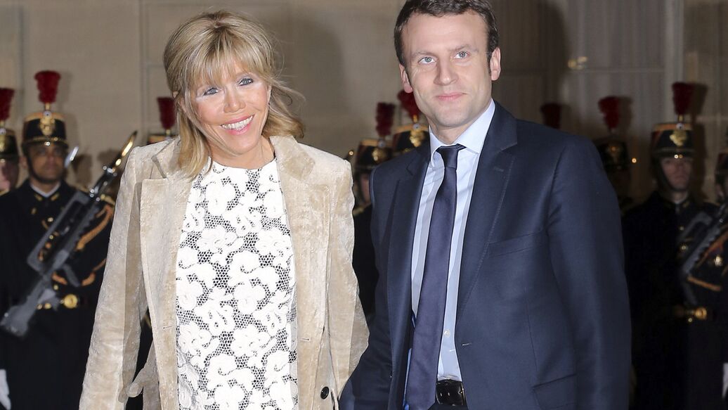 © AP Photo / Jacques Brinon<br>Эммануэль Макрон с супругой Брижит. Архивное фото