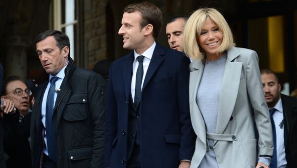 Эммануэль Макрон со своей супругой Брижит во время первого тура президентских выборов во Франции