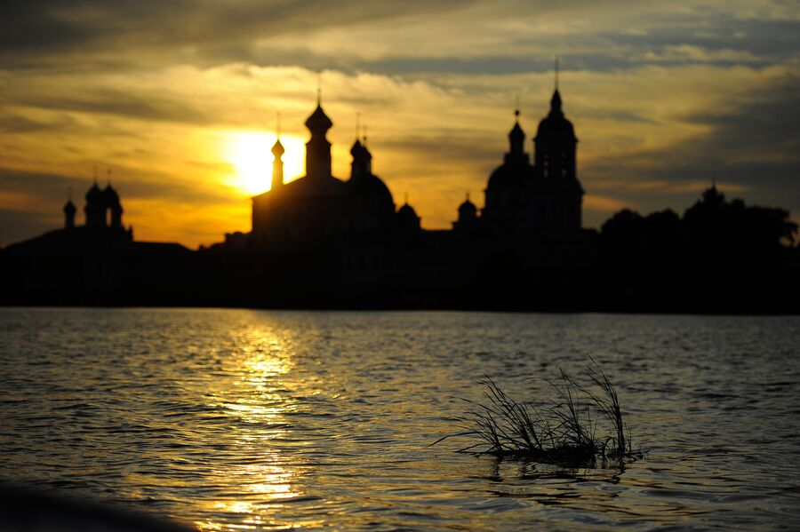 Вид на Ростовский Кремль со стороны озера Неро