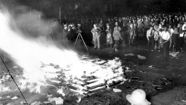 Сожжение книг, не соответствующих идеологии национал-социализма, на Оперной площади в Берлине