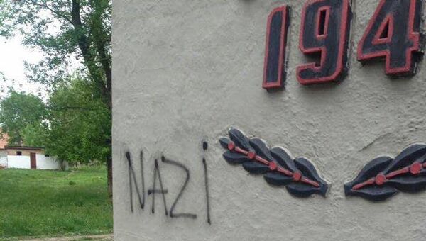 Оскверненный памятник погибшим во Второй мировой войне под Харьковом