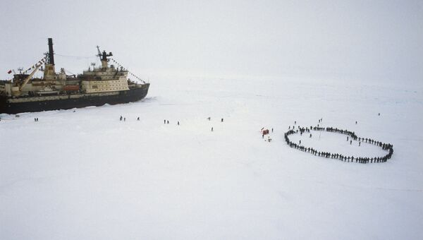 Высадка участников высокоширотной научной экспедиции с атомного ледокола Сибирь на дрейфующую полярную станцию СП-29