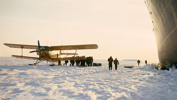 Самолет АН-6 на одной из полярных станций в Антарктиде