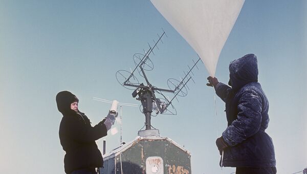 Запуск радиозонда с дрейфующей полярной станции Северный полюс-13