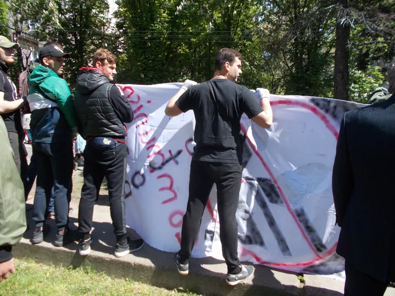 Националисты пытаются сорвать День Победы в Днепре Националисты пытаются сорвать День Победы в Днепре