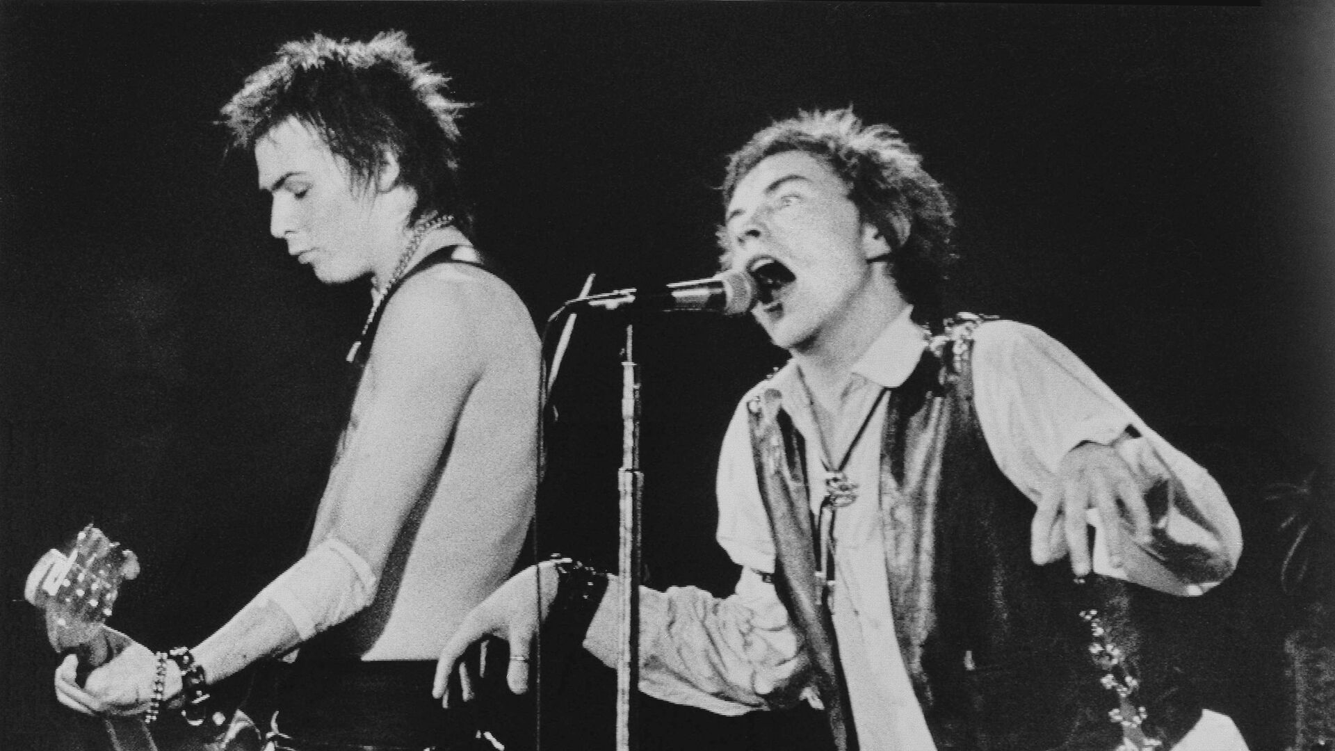 Сид Вишес и Джонни Роттен во время концерта Sex Pistols в Сан-Франциско - РИА Новости, 1920, 13.01.2021