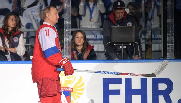 Президент РФ Владимир Путин в гала-матче VI Всероссийского фестиваля Ночной хоккейной лиги в ледовом дворце Большой Олимпийского парка Сочи