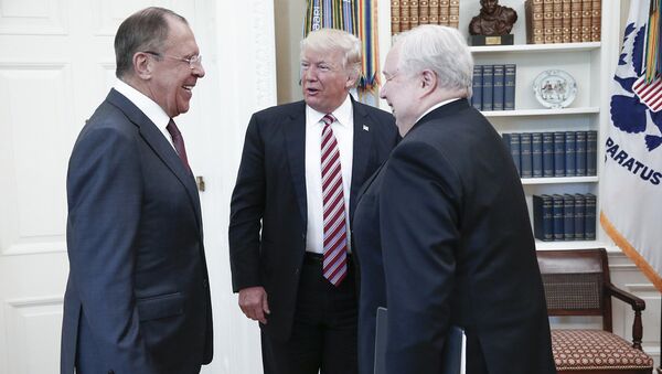 Министр иностранных дел России Сергей Лавров, президент США Дональд Трамп и посол Сергей Кисляк во время встречи в Вашингтоне. 10 мая 2017