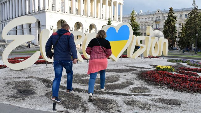 Вытоптанная клумба с символикой Евровидения в центре Киева. 10 мая 2017