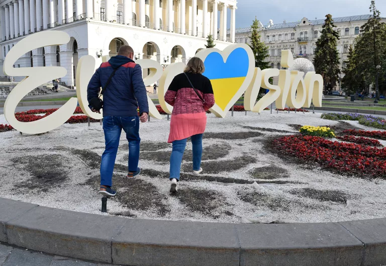 Клумба с символикой Евровидения в центре Киева Клумба с символикой Евровидения в центре Киева