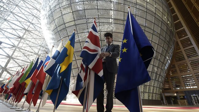 Флаги стран-участниц Евросоюза и Великобритании в здании штаб-квартиры ЕС. Архивное фото