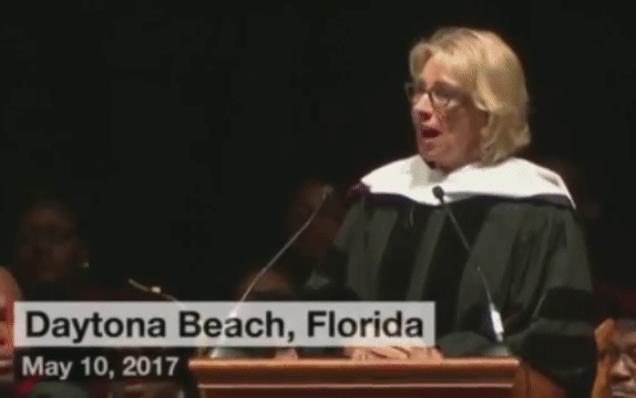 Сотни студентов освистали министра образования США во Флориде