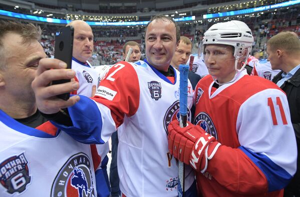 Президент РФ Владимир Путин фотографируется после гала-матча VI Всероссийского фестиваля Ночной хоккейной лиги в ледовом дворце Большой Олимпийского парка Сочи