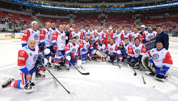 Президент РФ Владимир Путин и участники гала-матча VI Всероссийского фестиваля Ночной хоккейной лиги фотографируются в ледовом дворце Большой Олимпийского парка Сочи