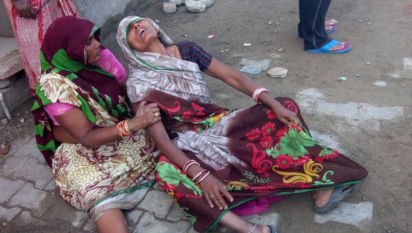 Родственники погибших при обрушении части стены в индийском штате Раджастхан. 11 мая 2017