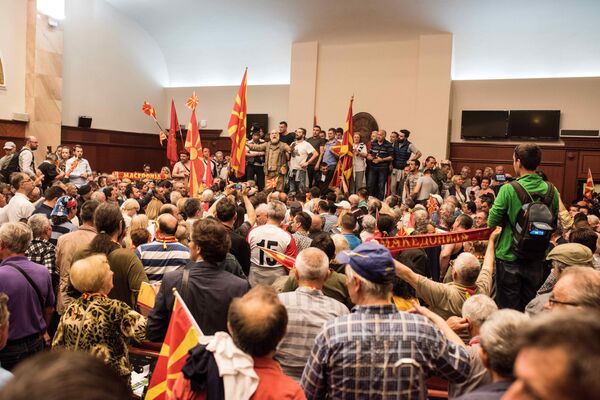 Демонстранты в парламенте Македонии протестуют против несправедливых выборов спикера парламента, 27 апреля 2017 Демонстранты в парламенте Македонии протестуют против несправедливых выборов спикера парламента, 27 апреля 2017