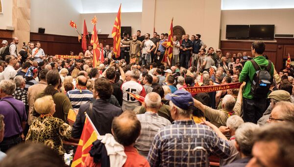 Демонстранты в парламенте Македонии протестуют против несправедливых выборов спикера парламента, 27 апреля 2017