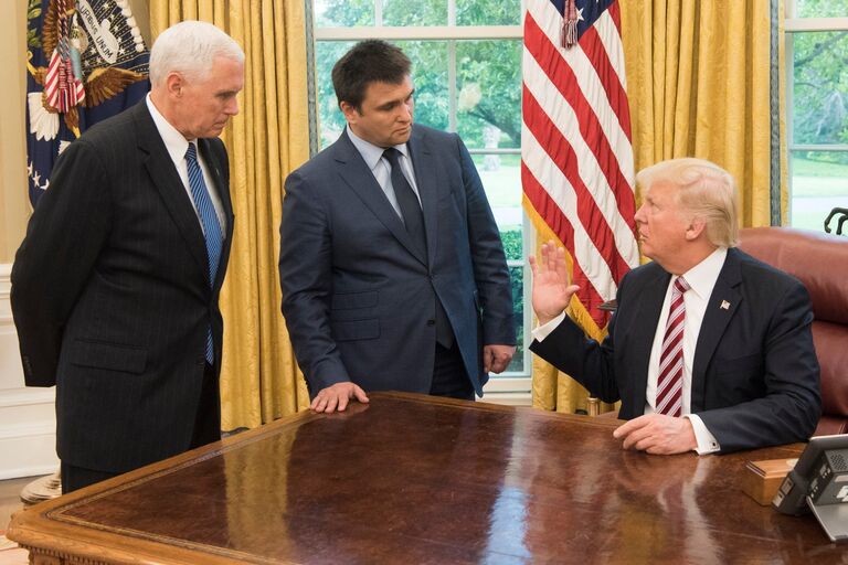 Президент США Дональд Трамп, вице-президент Майк Пенс и министр иностранных дел Украины Павел Климкин во время встречи в Вашингтоне. 10 мая 2017 Президент США Дональд Трамп, вице-президент Майк Пенс и министр иностранных дел Украины Павел Климкин во время встречи в Вашингтоне. 10 мая 2017