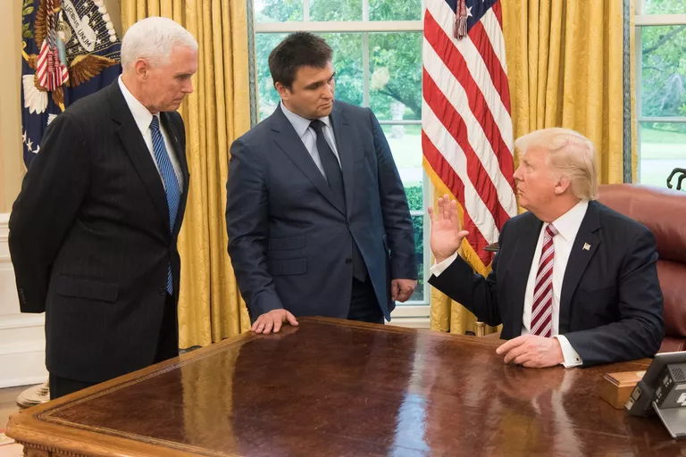 Президент США Дональд Трамп, вице-президент Майк Пенс и министр иностранных дел Украины Павел Климкин во время встречи в Вашингтоне. 10 мая 2017 Президент США Дональд Трамп, вице-президент Майк Пенс и министр иностранных дел Украины Павел Климкин во время встречи в Вашингтоне. 10 мая 2017