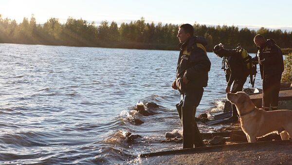 Спасатели МЧС на Аятском озере в Свердловской области. Архивное фото