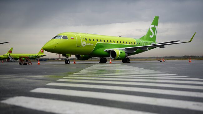 Самолет авиакомпании S7 Airlines в Новосибирске