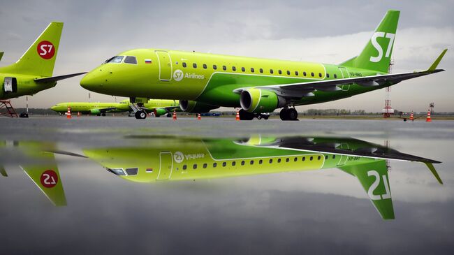 Самолет авиакомпании S7 Airlines 