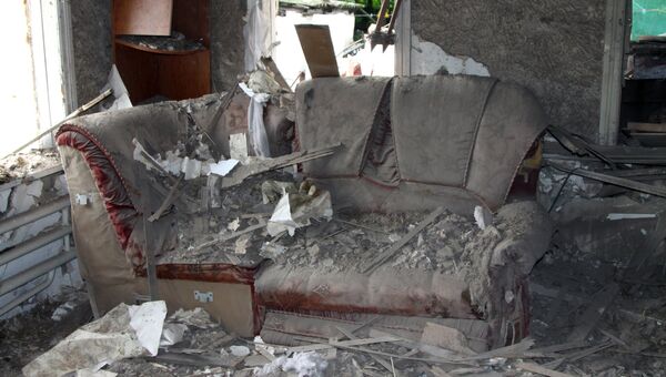 Повреждения в жилом доме, полученные в результате артиллерийского обстрела Донецка. Архивное Фото.
