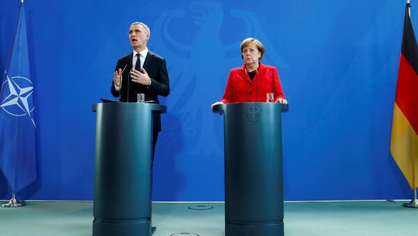 Генсек НАТО Йенс Столтенберг и канцлер Германии Ангела Меркель во время пресс-конференции в Берлине. 11 мая 2017