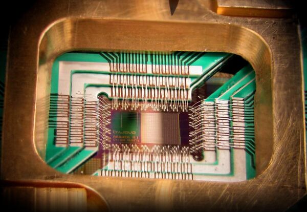 Чип компании D-Wave Systems Inc., предназначенный для квантовых вычислений Чип компании D-Wave Systems Inc., предназначенный для квантовых вычислений