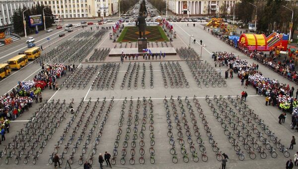 Власти Кемеровской области подарили детям тысячу велосипедов