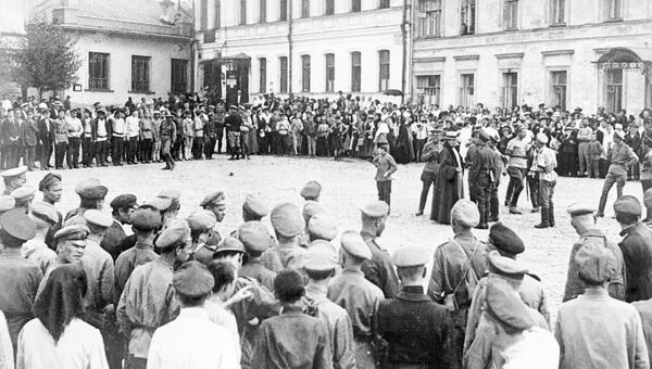 Молебен на улице Москвы в дни июньского наступления на фронте во время Первой мировой войны