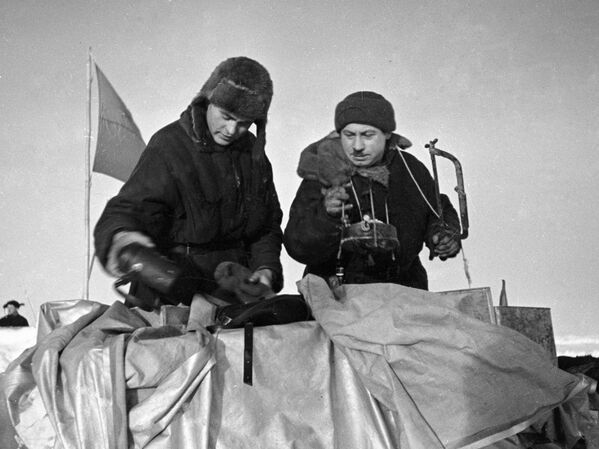 Начальник станции Северный полюс Иван Папанин и Петр Ширшов гидробиолог и океанограф упаковывают кухонную утварь во время эвакуации станции СП-1