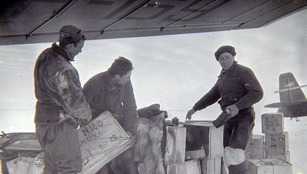 Выгрузка грузов экспедиции Северный полюс-1 на дрейфующую льдину в 1937 году