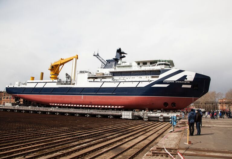Спуск на воду спасательного буксирного судна Академик Александров в Северодвинске