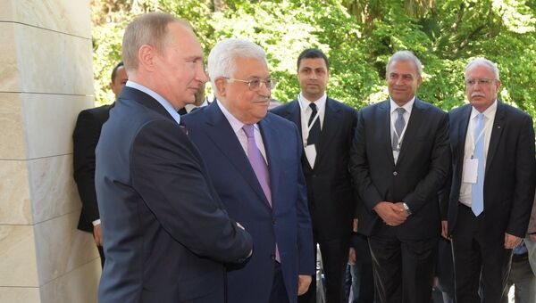 Президент РФ Владимир Путин и президент государства Палестина Махмуд Аббас во время встречи. 11 мая 2017