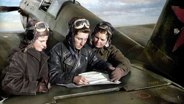 Летчицы 586-го истребительного авиаполка Лидия Литвяк, Екатерина Буданова и Мария Кузнецова возле истребителя Як-1