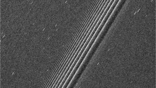 На этой фотографии можно увидеть пропеллеры в кольцах Сатурна (яркие небольшие линии)