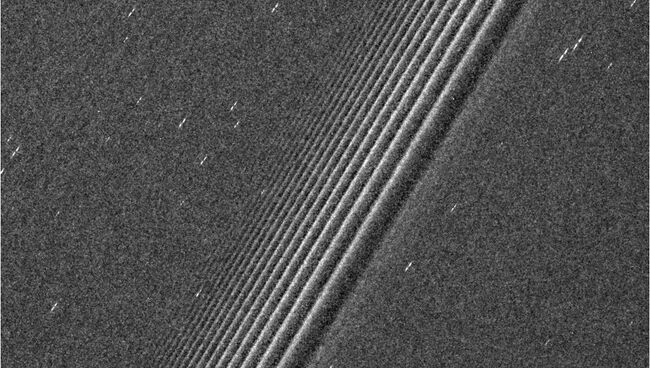 На этой фотографии можно увидеть пропеллеры в кольцах Сатурна (яркие небольшие линии)