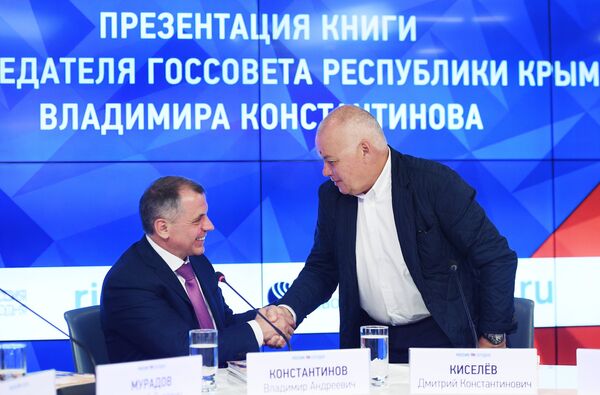 Дмитрий Киселев и Владимир Константинов на презентации книги Пройти свой путь в Международном мультимедийном пресс-центре МИА Россия сегодня Дмитрий Киселев и Владимир Константинов на презентации книги Пройти свой путь в Международном мультимедийном пресс-центре МИА Россия сегодня