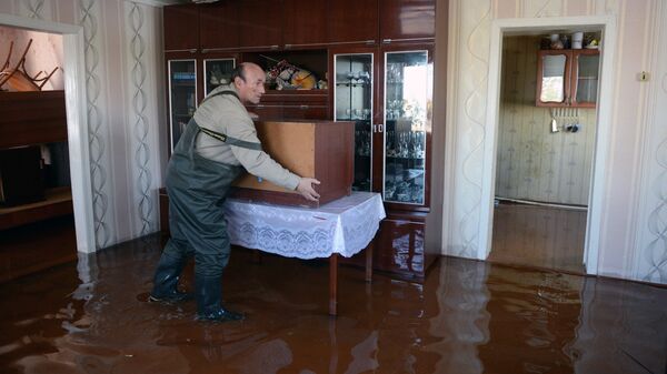 Местные жители эвакуируют мебель и вещи из частного дома в городе Ишим Тюменской области, подтопленного в результате сильного поднятия воды в реках Ишим и Карасуль