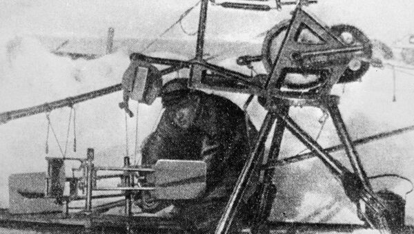 Гидролог, участник экспедиции дрейфующей станции Северный полюс - 1 Петр Ширшов работает с гидрологической лебедкой