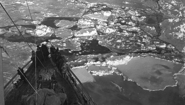 Ледокол Таймыр пробивает путь через льды Гренландского моря к СП-1