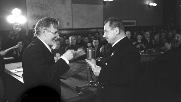 Председатель Президиума Верховного Совета СССР М.И. Калинин вручает грамоту Героя Советского Союза советскому полярному исследователю И.Д. Папанину